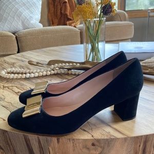 Kate Spade Black Suede Block Heel Pump Shoes w/Gold Bow - SZ 10